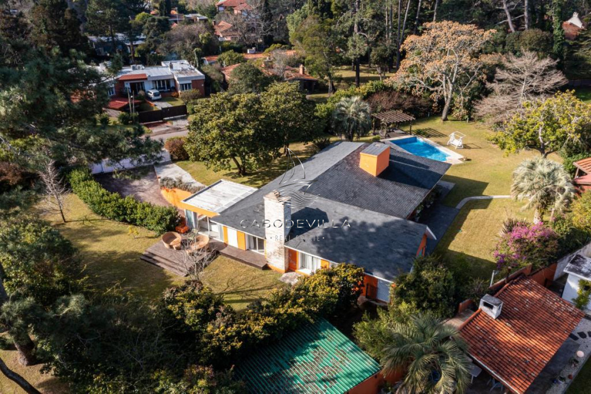 Casa ID.79 - Venta y Alquiler anual casa de 5 dormitorios con piscina climatizada Punta del Este 