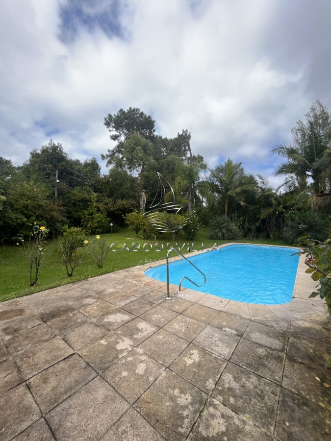 Casa ID.268 - En venta y alquiler anual casa de 4 dormitorios más dependencia de servicio Punta del Este 