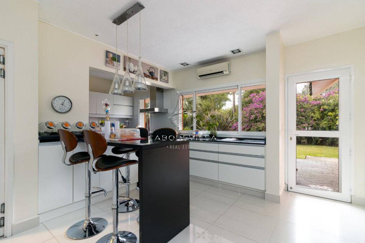 Casa ID.79 - Venta y Alquiler anual casa de 5 dormitorios con piscina climatizada Punta del Este 