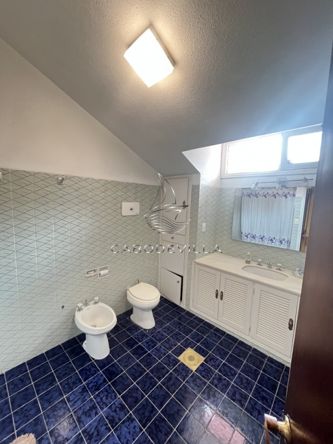 Casa ID.268 - En venta y alquiler anual casa de 4 dormitorios más dependencia de servicio Punta del Este 
