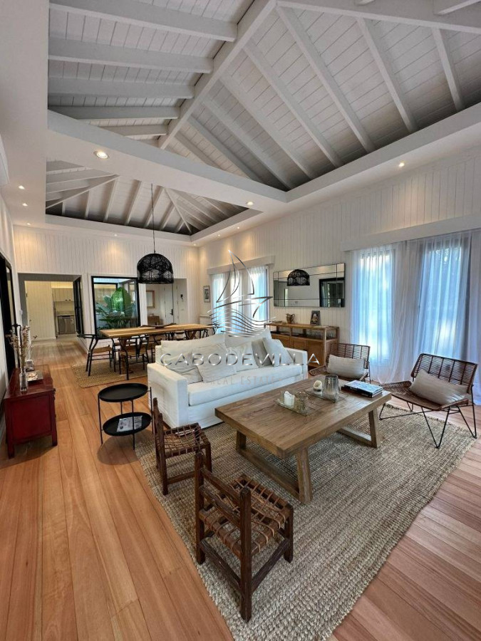 Casa ID.312 - En venta excepcional casa de 3 dormitorios más dependencia de servicio en Laguna Blanca