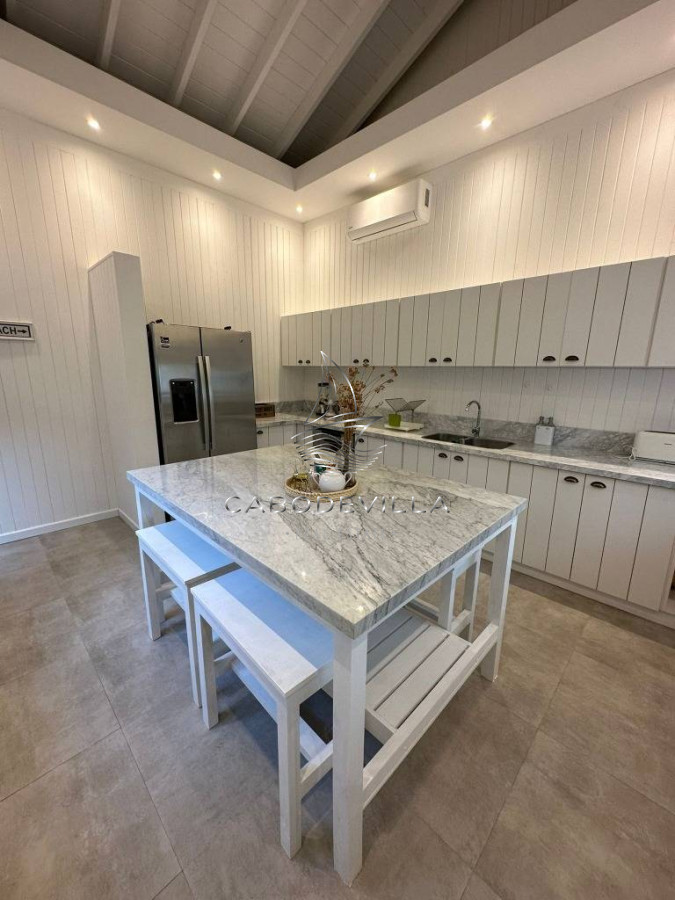 Casa ID.312 - En venta excepcional casa de 3 dormitorios más dependencia de servicio en Laguna Blanca