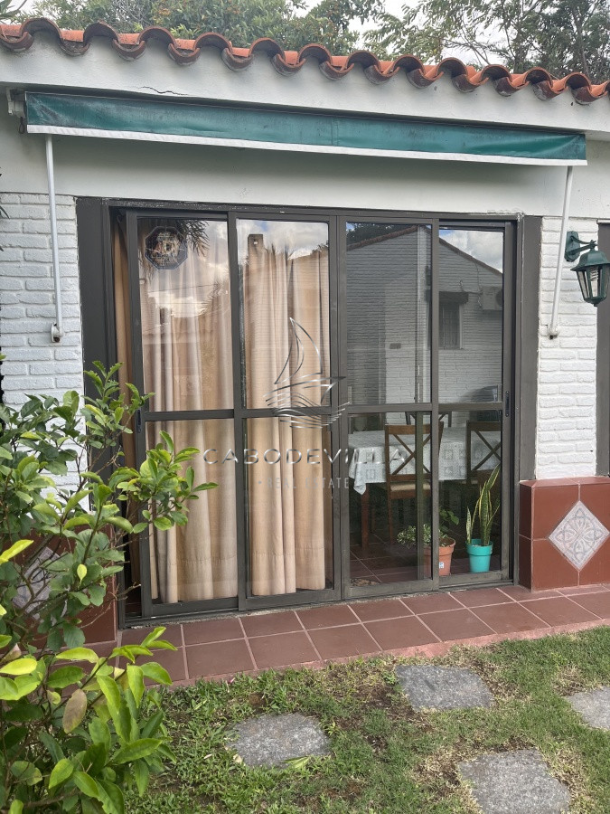 Casa ID.240 - Casa en alquiler  3 dormitorios más dependencia de servicio Pinares Punta del Este