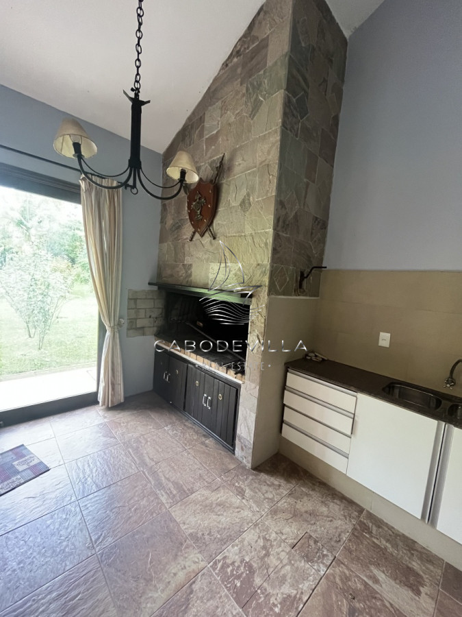 Casa ID.268 - En venta y alquiler anual casa de 4 dormitorios más dependencia de servicio Punta del Este 