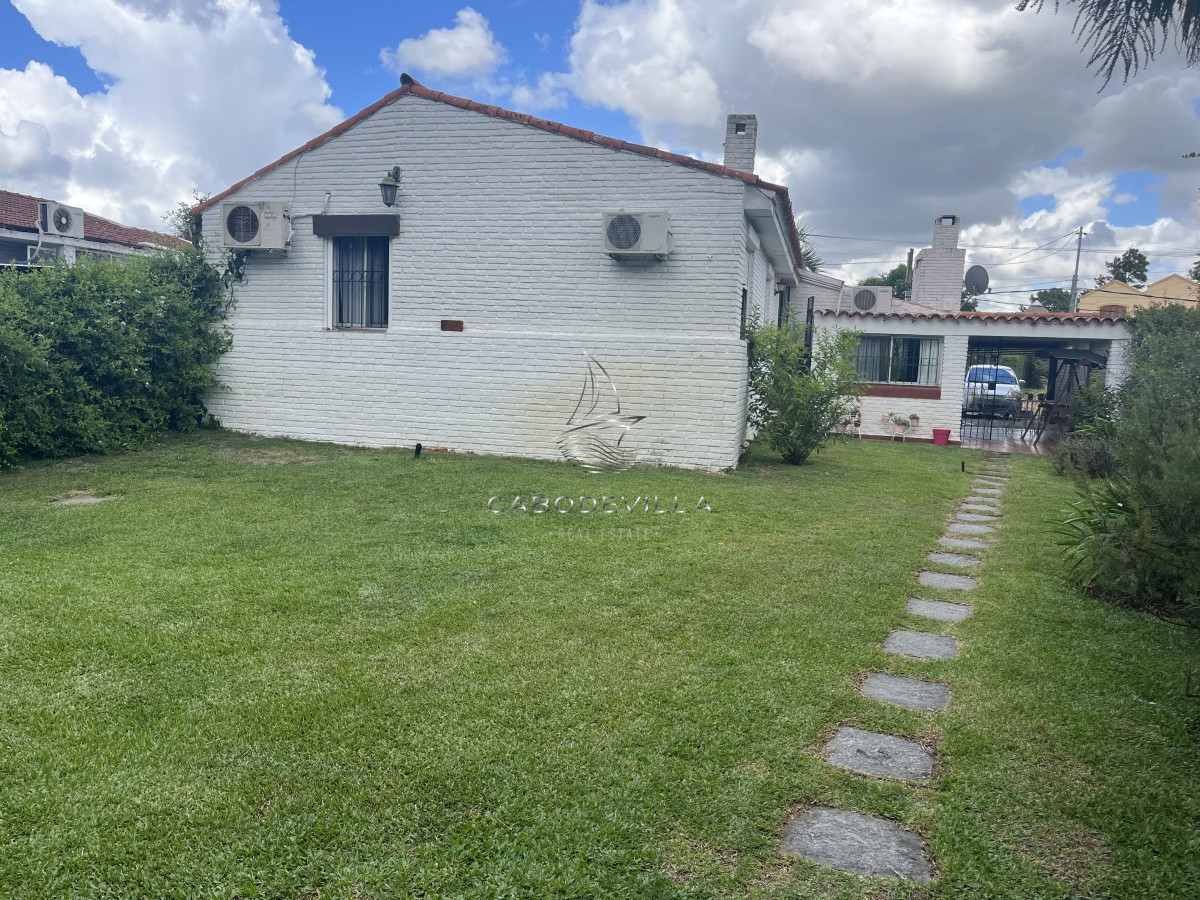Casa ID.240 - Casa en alquiler  3 dormitorios más dependencia de servicio Pinares Punta del Este