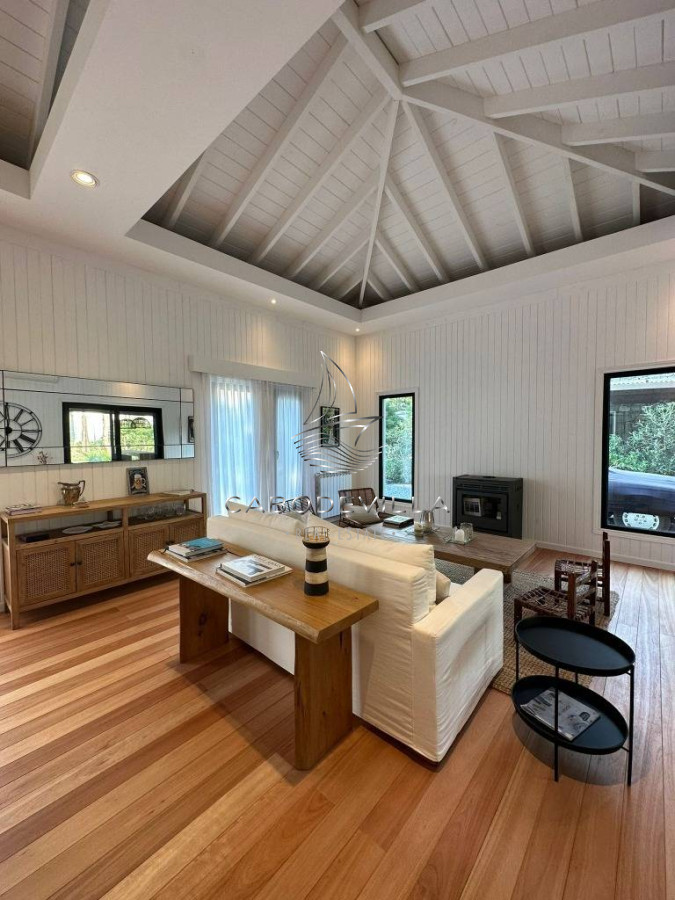 Casa ID.312 - En venta excepcional casa de 3 dormitorios más dependencia de servicio en Laguna Blanca