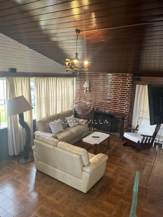 Casa ID.240 - Casa en alquiler  3 dormitorios más dependencia de servicio Pinares Punta del Este