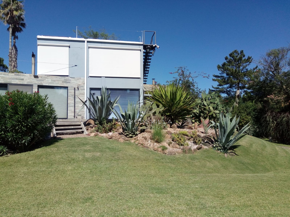 Casa ID.812 - Muy sólida construcción en Parada 26 Playa Brava
