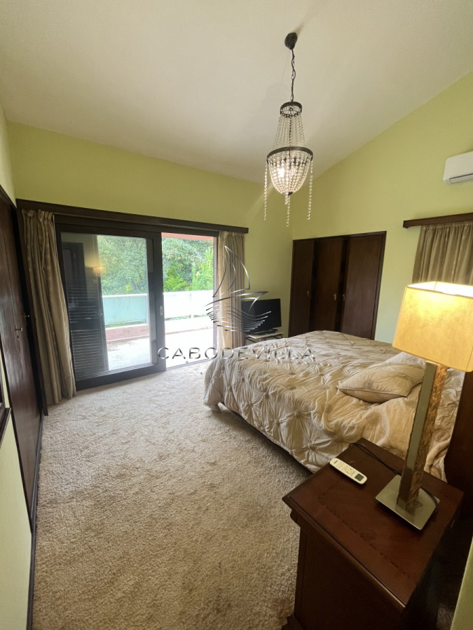 Casa ID.268 - En venta y alquiler anual casa de 4 dormitorios más dependencia de servicio Punta del Este 