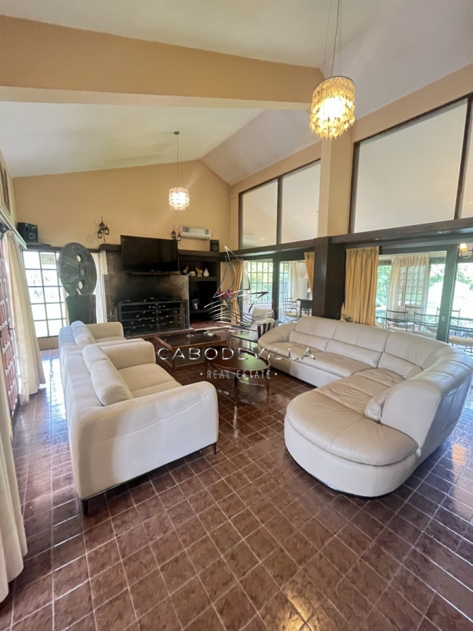 Casa ID.268 - En venta y alquiler anual casa de 4 dormitorios más dependencia de servicio Punta del Este 