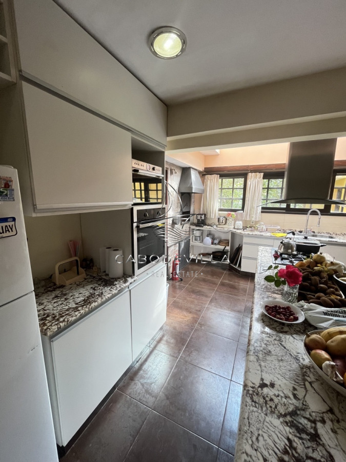 Casa ID.268 - En venta y alquiler anual casa de 4 dormitorios más dependencia de servicio Punta del Este 