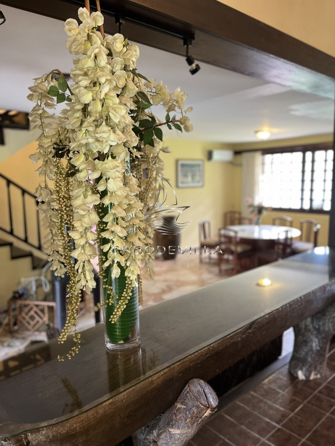 Casa ID.268 - En venta y alquiler anual casa de 4 dormitorios más dependencia de servicio Punta del Este 