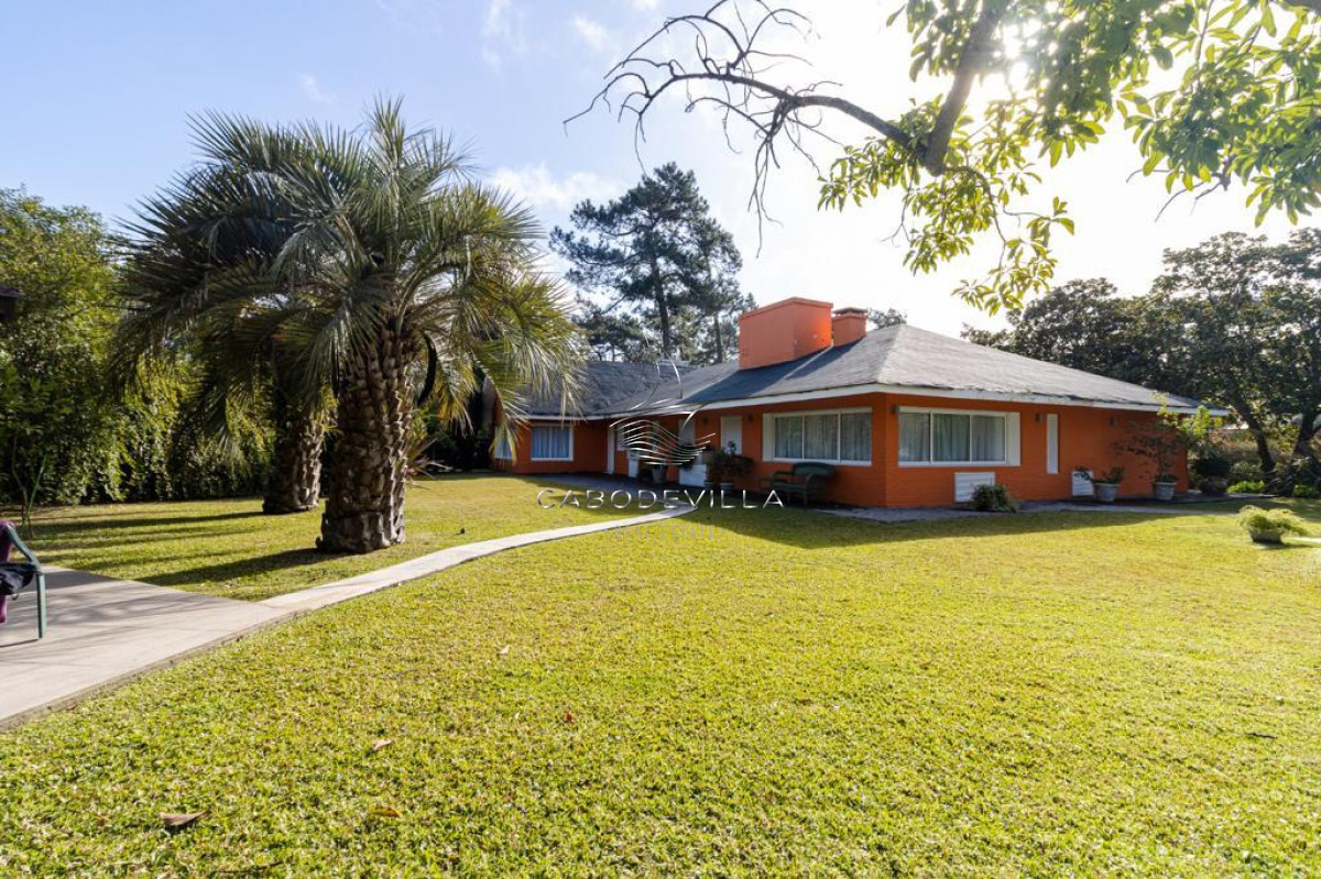 Casa ID.79 - Venta y Alquiler anual casa de 5 dormitorios con piscina climatizada Punta del Este 