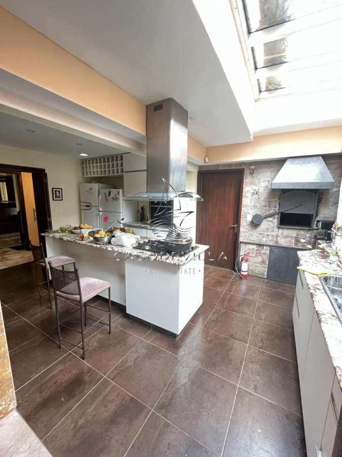 Casa ID.268 - En venta y alquiler anual casa de 4 dormitorios más dependencia de servicio Punta del Este 