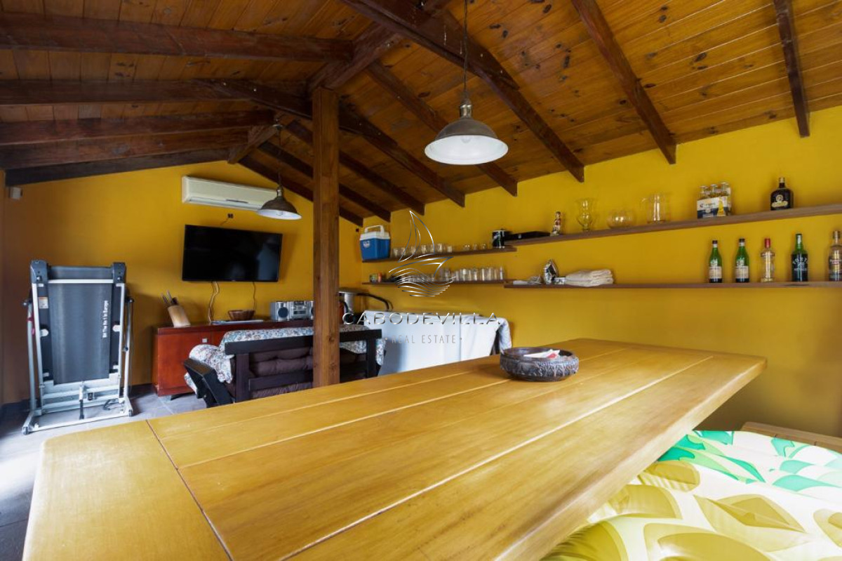 Casa ID.79 - Venta y Alquiler anual casa de 5 dormitorios con piscina climatizada Punta del Este 