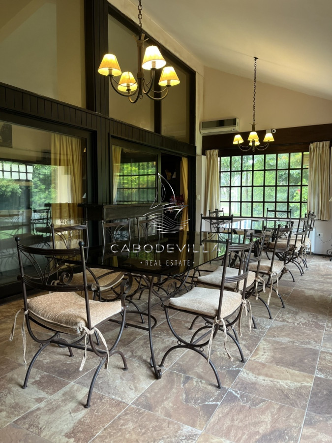 Casa ID.268 - En venta y alquiler anual casa de 4 dormitorios más dependencia de servicio Punta del Este 
