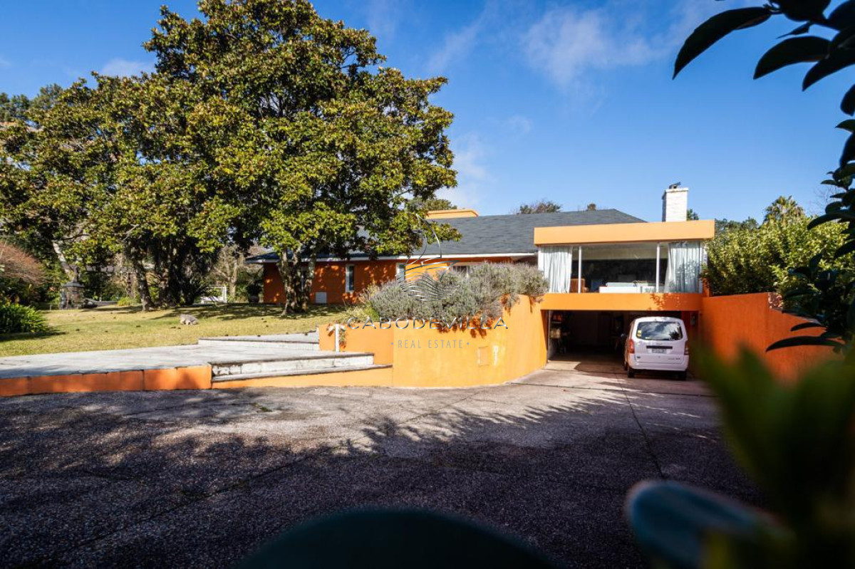 Casa ID.79 - Venta y Alquiler anual casa de 5 dormitorios con piscina climatizada Punta del Este 