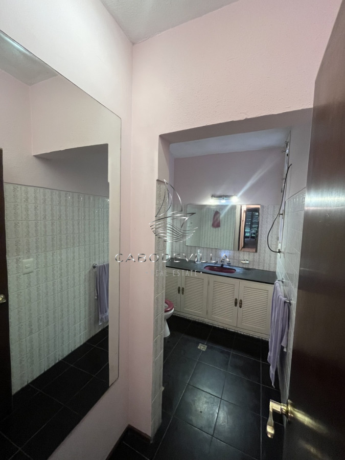 Casa ID.268 - En venta y alquiler anual casa de 4 dormitorios más dependencia de servicio Punta del Este 