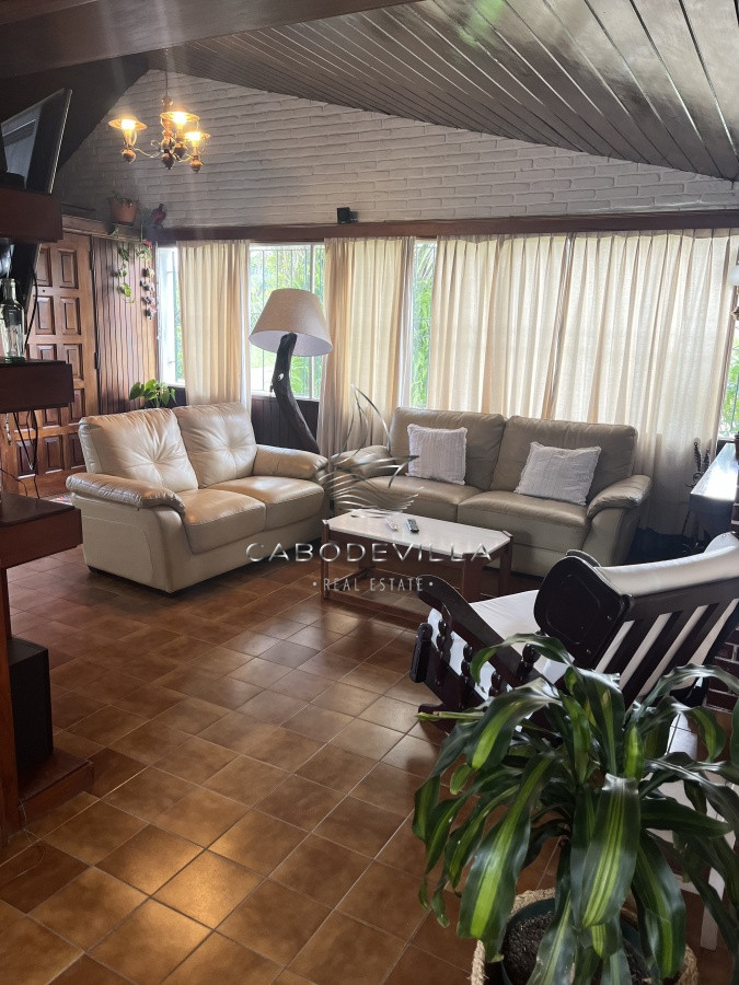 Casa ID.240 - Casa en alquiler  3 dormitorios más dependencia de servicio Pinares Punta del Este
