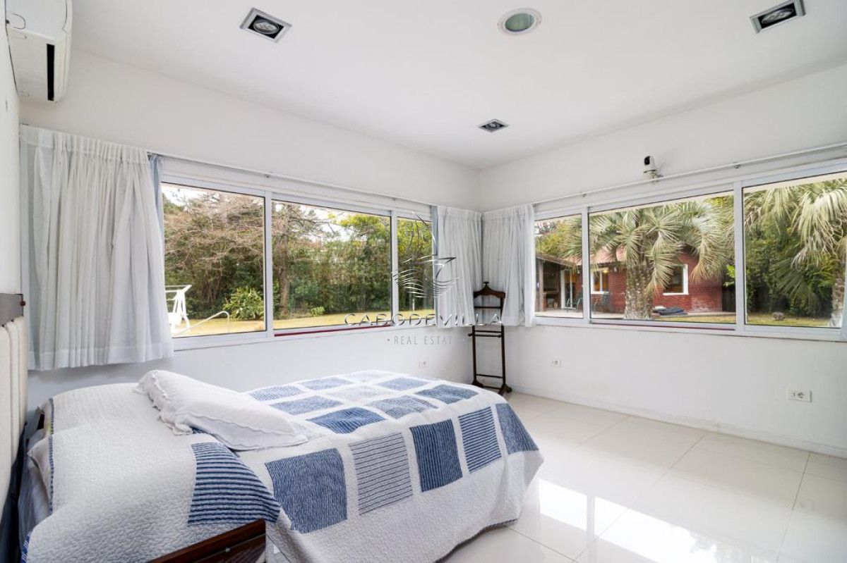 Casa ID.79 - Venta y Alquiler anual casa de 5 dormitorios con piscina climatizada Punta del Este 
