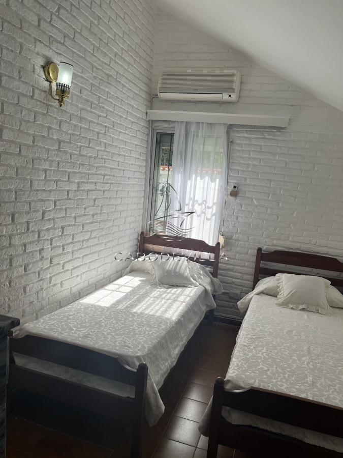 Casa ID.240 - Casa en alquiler  3 dormitorios más dependencia de servicio Pinares Punta del Este