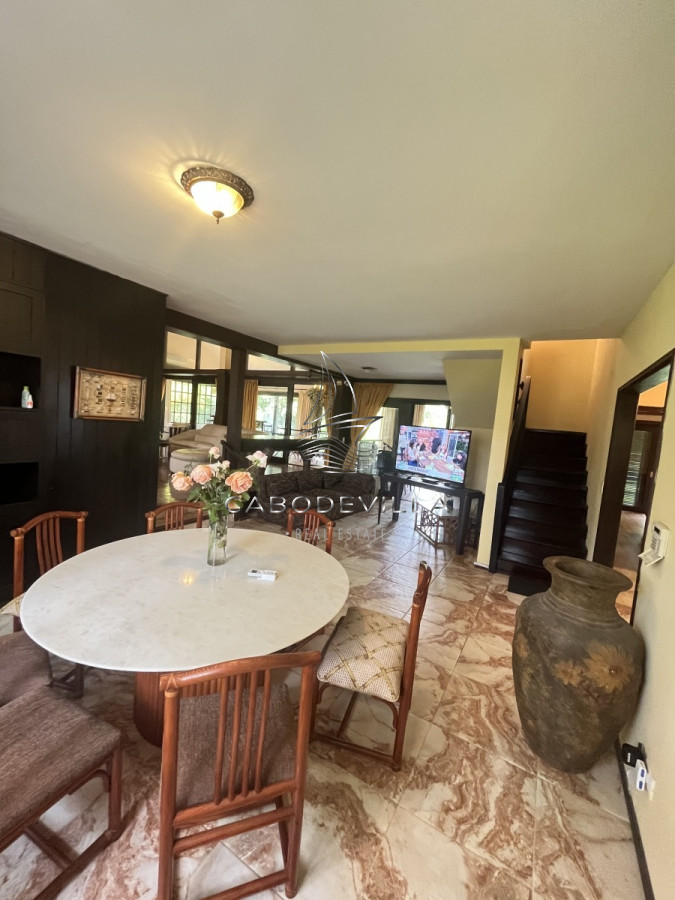 Casa ID.268 - En venta y alquiler anual casa de 4 dormitorios más dependencia de servicio Punta del Este 