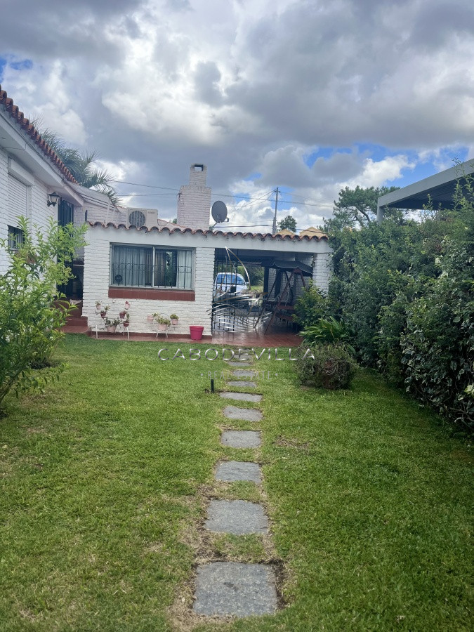 Casa ID.240 - Casa en alquiler  3 dormitorios más dependencia de servicio Pinares Punta del Este