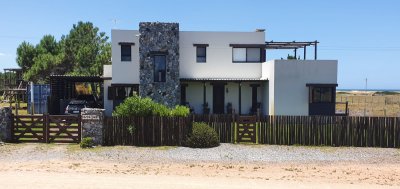Casa en venta y alquiler de 4 dormitorios con piscina climatizada José Ignacio Punta del Este 