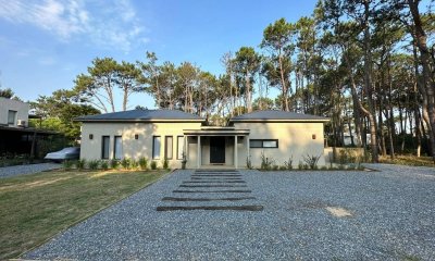 En venta excepcional casa de 3 dormitorios más dependencia de servicio en Laguna Blanca