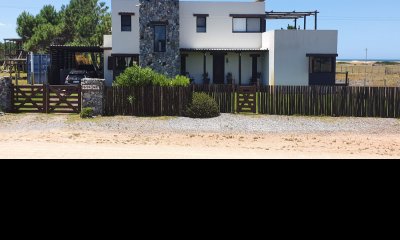 Casa en venta y alquiler de 4 dormitorios con piscina climatizada José Ignacio Punta del Este