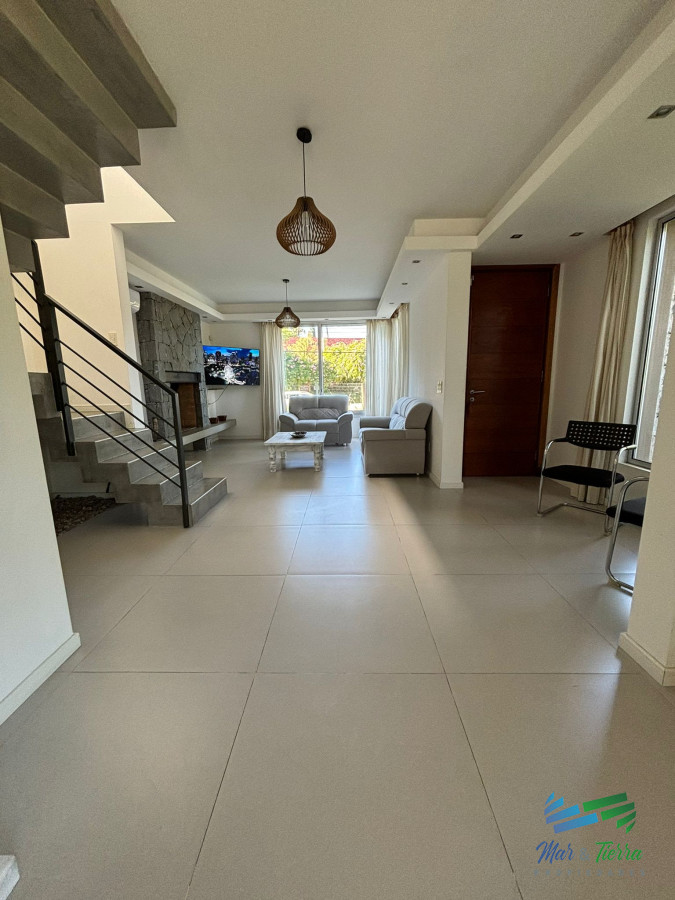 Casa ID.4664 - Casa en Pinares !! ALQUILER ANUAL Y VENTA CON PISCINA, ESTUFA A LEÑA Y LOSA RADIANTE