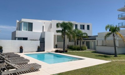 ESPECTACULAR CASA EN LA MANSA PRIMERA LINEA