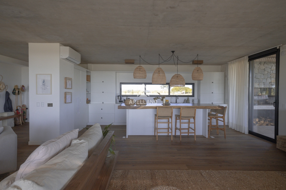 Casa ID.4384 - Hermosa casa en el Quijote- 3 dormitorios + dependencia de servicio con baño. DISPONIBLE EN ALQUILER ANUAL A PARTIR DE MARZO 2025