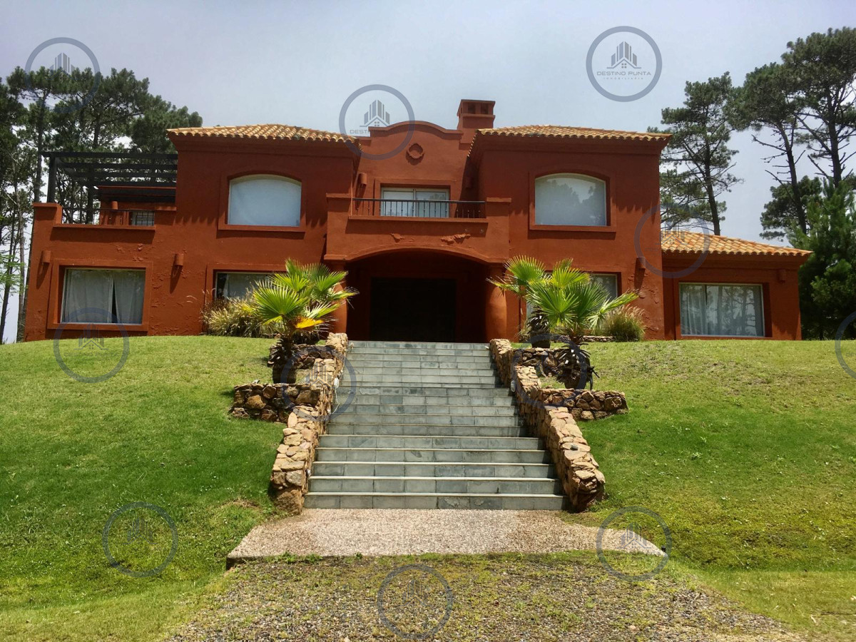 Casa de 5 Dormitorios en alquiler de Temporada - Punta del Este — fotografía 1