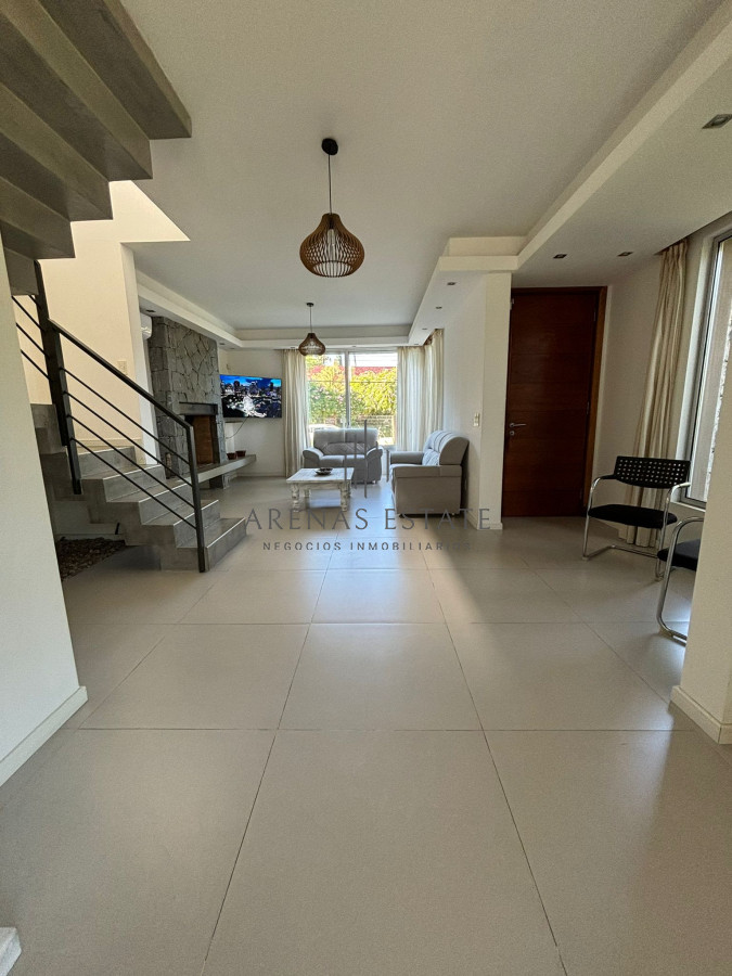 Casa ID.2917 - Casa en Pinares !! ALQUILER ANUAL Y VENTA CON PISCINA, ESTUFA A LEÑA Y LOSA RADIANTE