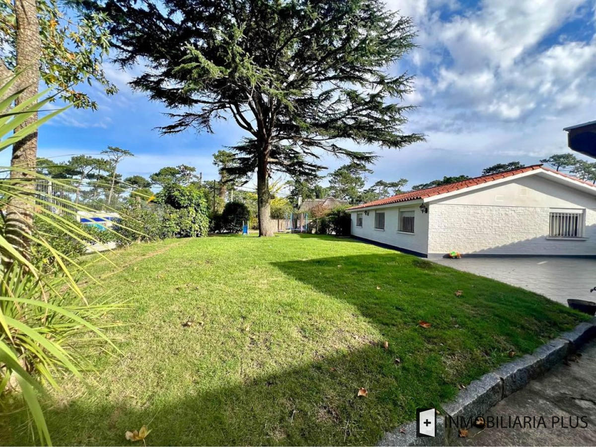 Casa ID.1255 - Alquiler de Casa en Pinares con 4 dormitorios, 2 baños, barbacoa con baño, 642 m2 de terreno en Punta del Este