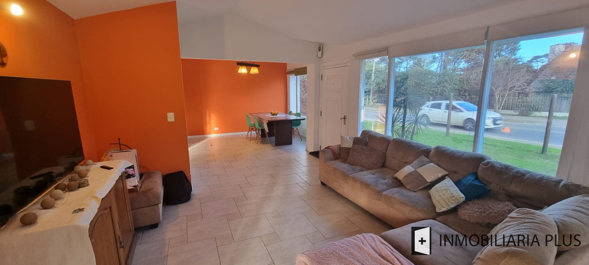 Casa ID.1255 - Alquiler de Casa en Pinares con 4 dormitorios, 2 baños, barbacoa con baño, 642 m2 de terreno en Punta del Este