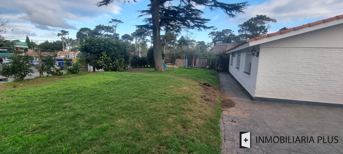 Casa ID.1255 - Alquiler de Casa en Pinares con 4 dormitorios, 2 baños, barbacoa con baño, 642 m2 de terreno en Punta del Este