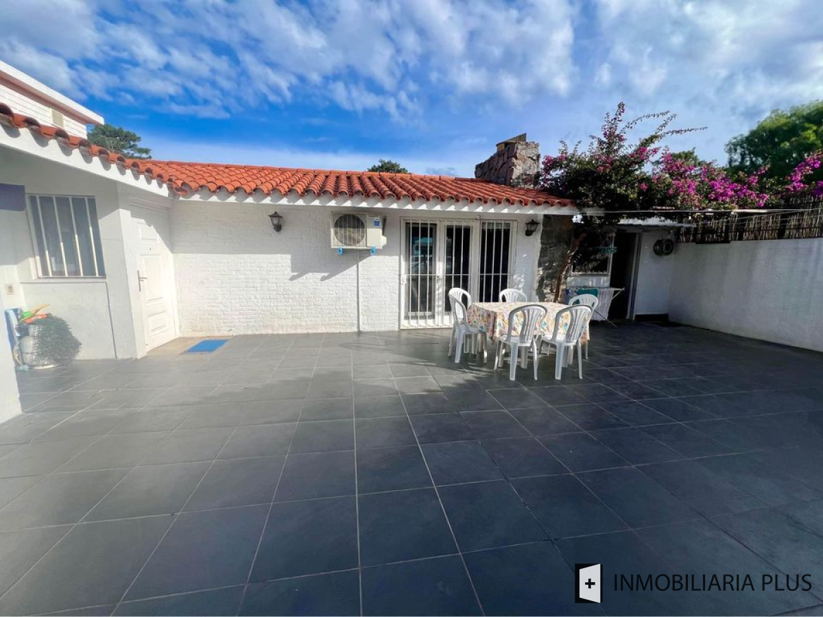 Casa ID.1255 - Alquiler de Casa en Pinares con 4 dormitorios, 2 baños, barbacoa con baño, 642 m2 de terreno en Punta del Este