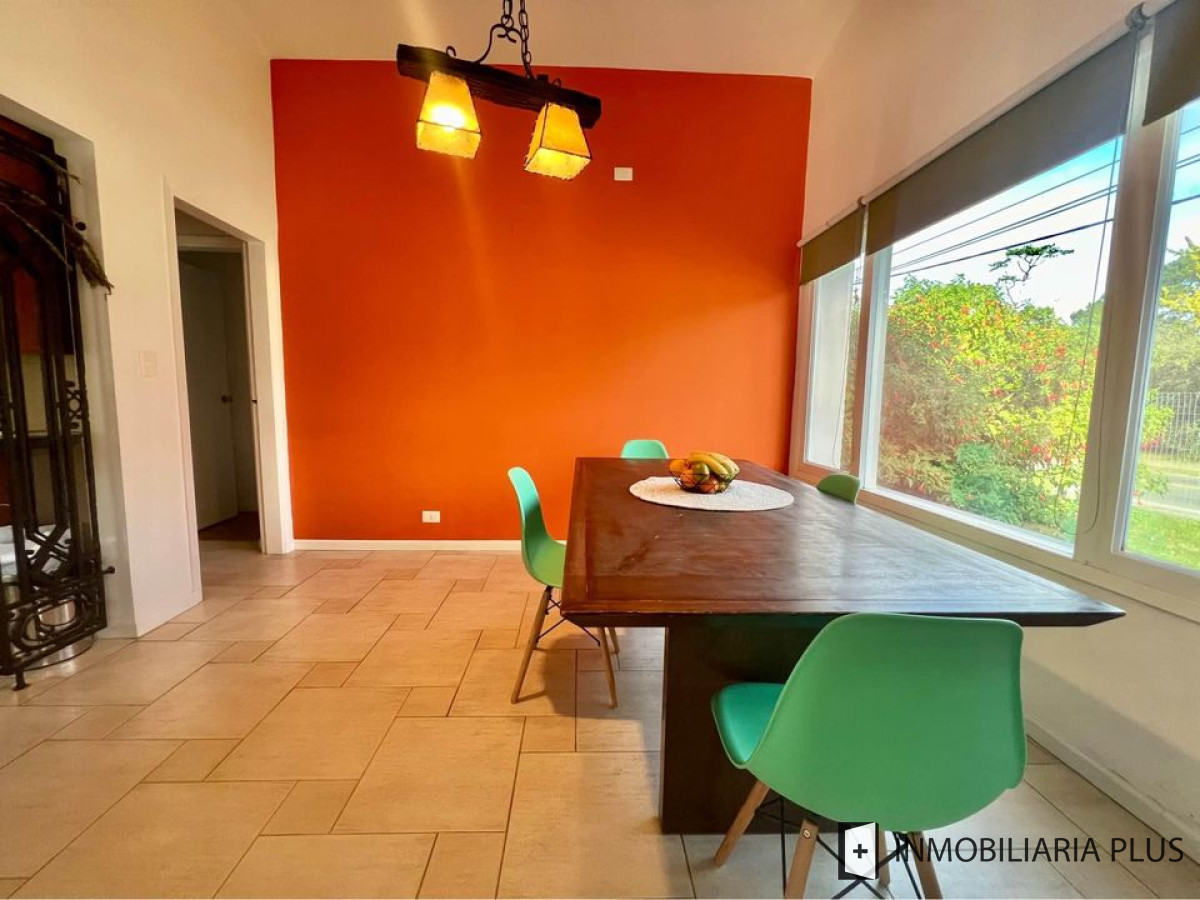 Casa ID.1255 - Alquiler de Casa en Pinares con 4 dormitorios, 2 baños, barbacoa con baño, 642 m2 de terreno en Punta del Este