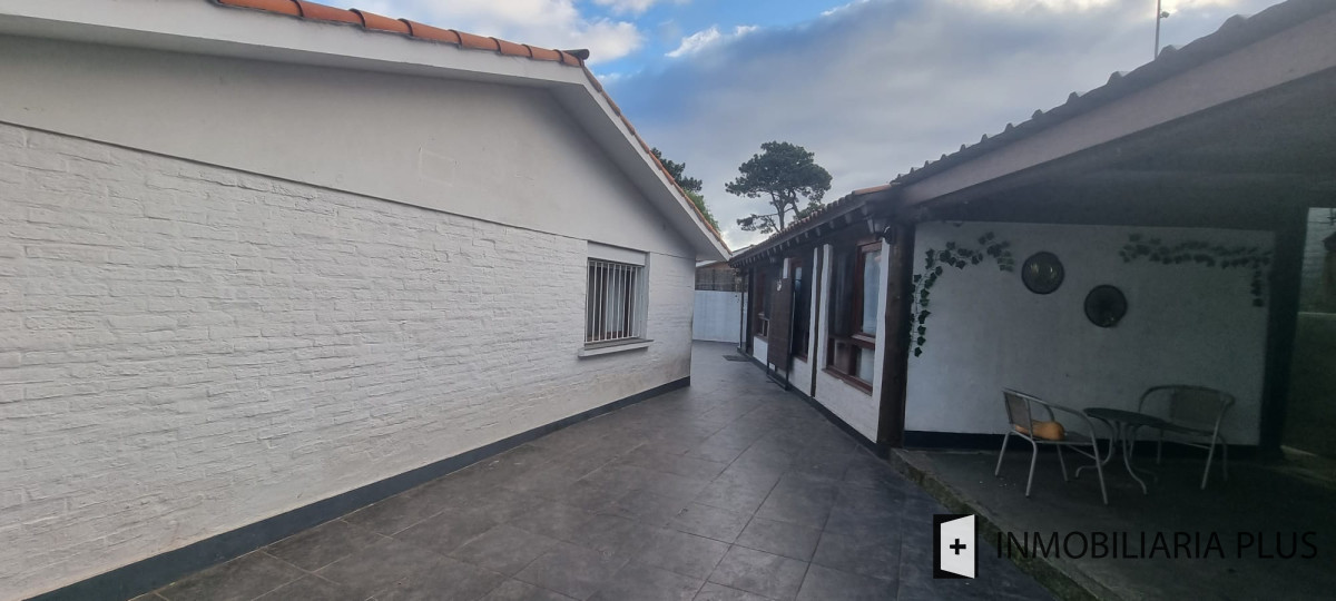 Casa ID.1255 - Alquiler de Casa en Pinares con 4 dormitorios, 2 baños, barbacoa con baño, 642 m2 de terreno en Punta del Este
