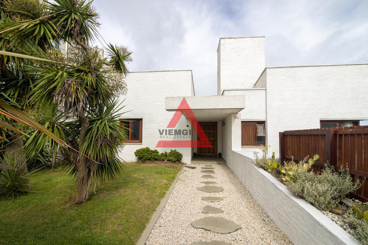Casa ID.299 - Venta Casa 5 dormitorios Península con Vista al Mar y Garaje 