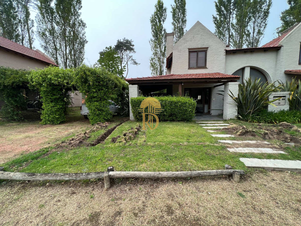 venta de casa en barrio privado dos dormitorios pinares -id-175