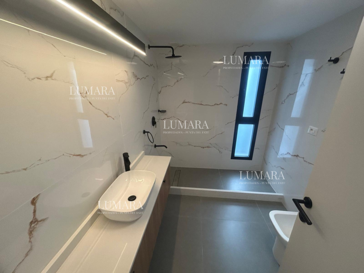 Apartamento ID.3350 - Apartamento de 3 dormitorios en alquiler, Punta del Este