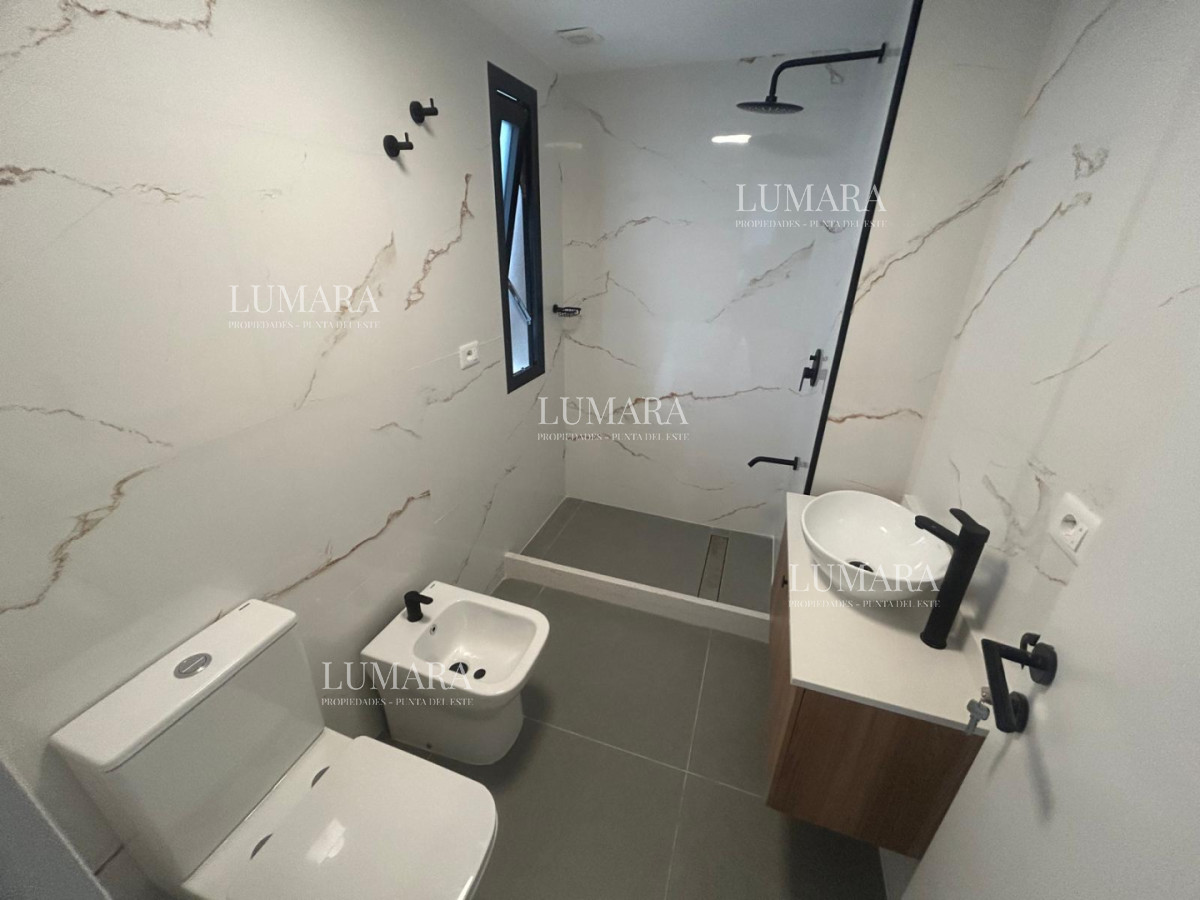 Apartamento ID.3350 - Apartamento de 3 dormitorios en alquiler, Punta del Este
