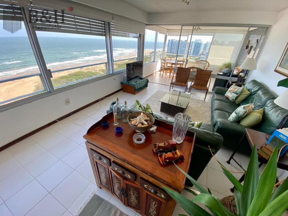 Apartamento 3 dormitorios y dependencia frente al mar vista despejada 