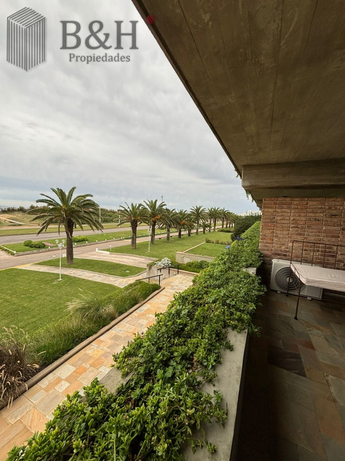 Apartamento en Primera Linea en LA BRAVA - BYH2080A