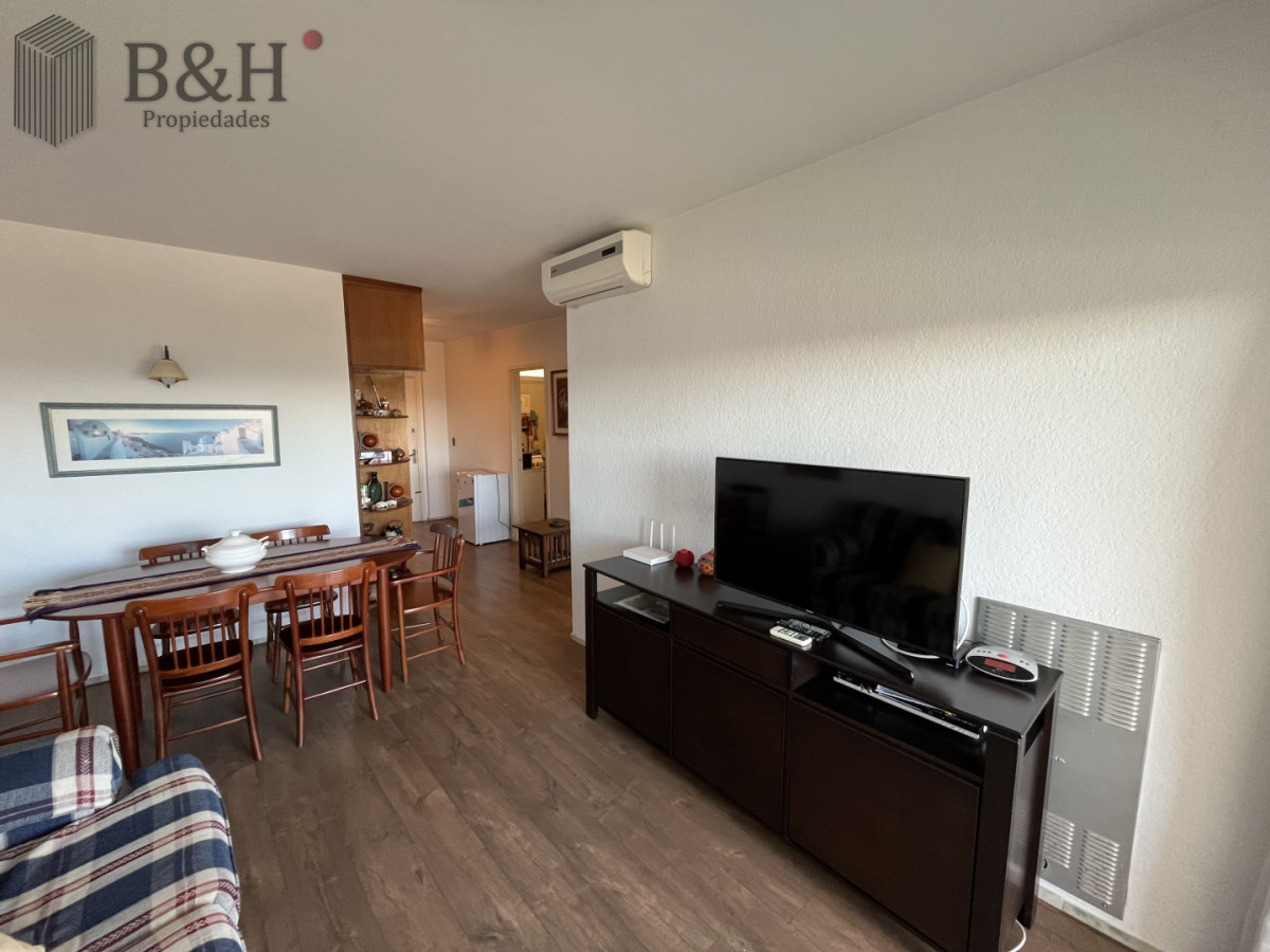Apartamento ID.7278 - Apartamento en Primera Línea de la Playa Mansa en Alquiler Anual e Invernal con Cochera
