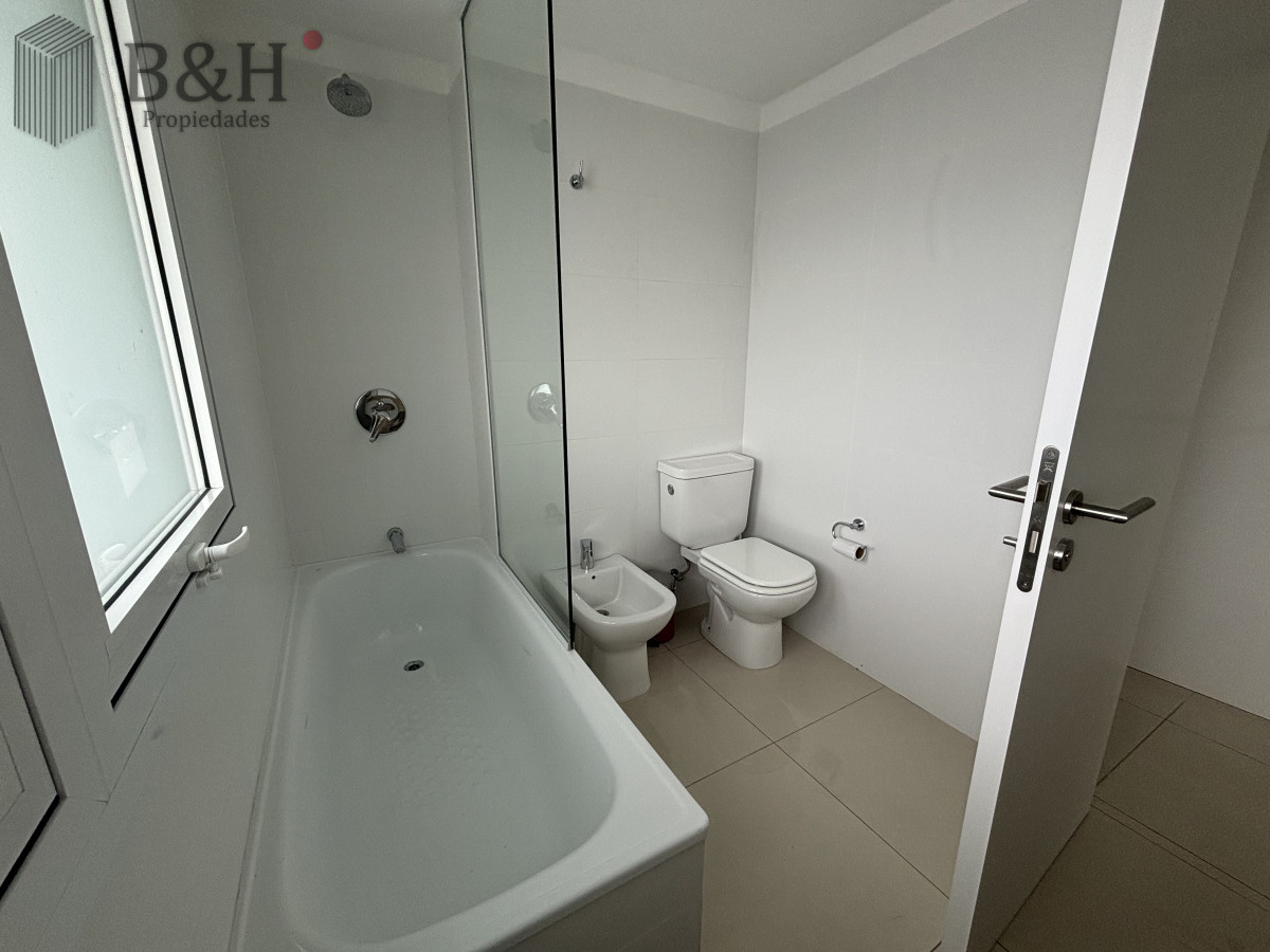 Apartamento ID.3792 - APARTAMENTO 3 DORMITORIOS MAS DEPENDENCIA - MANSA - PUNTA DEL ESTE