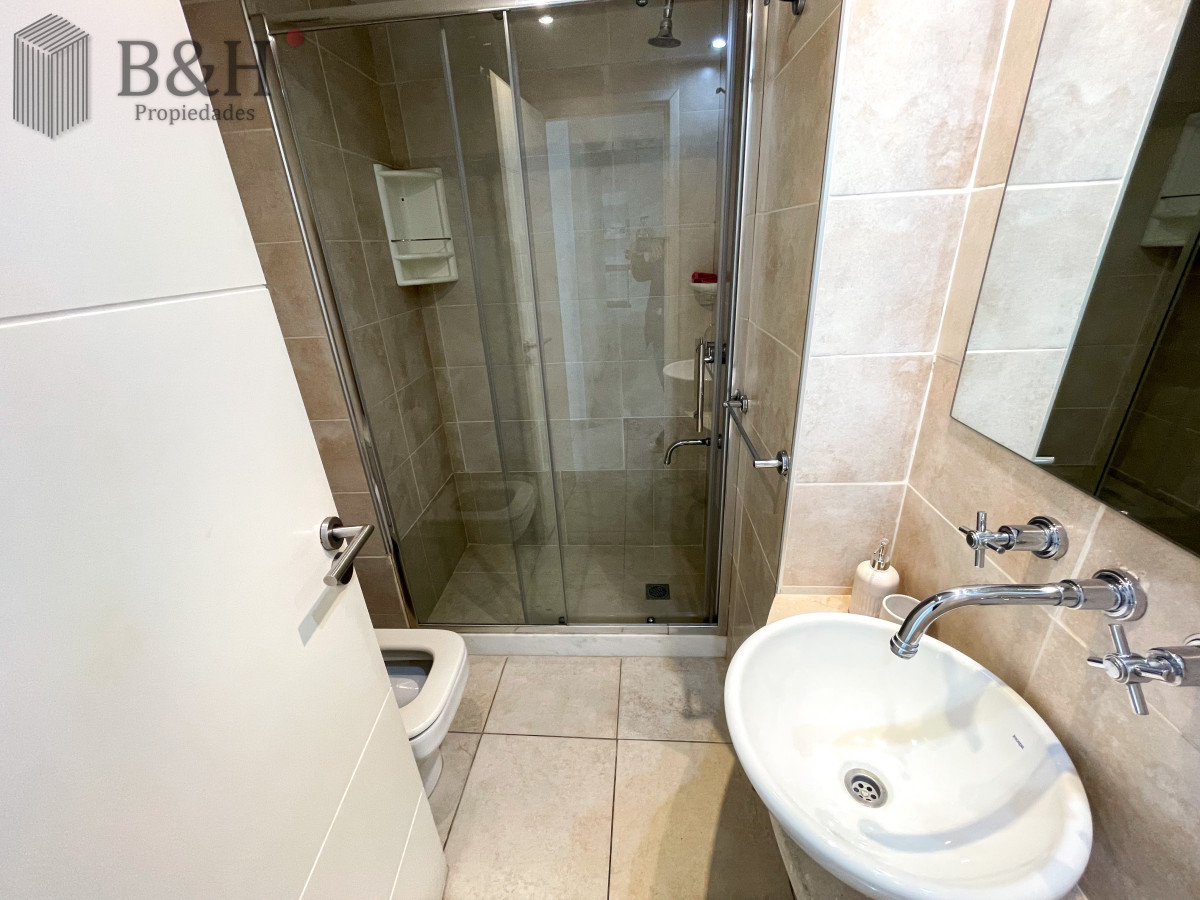 Apartamento ID.5909 - Apartamento de 2 dormitorios y 2 baños en alquiler temporal, a pasos del mar. Punta del Este